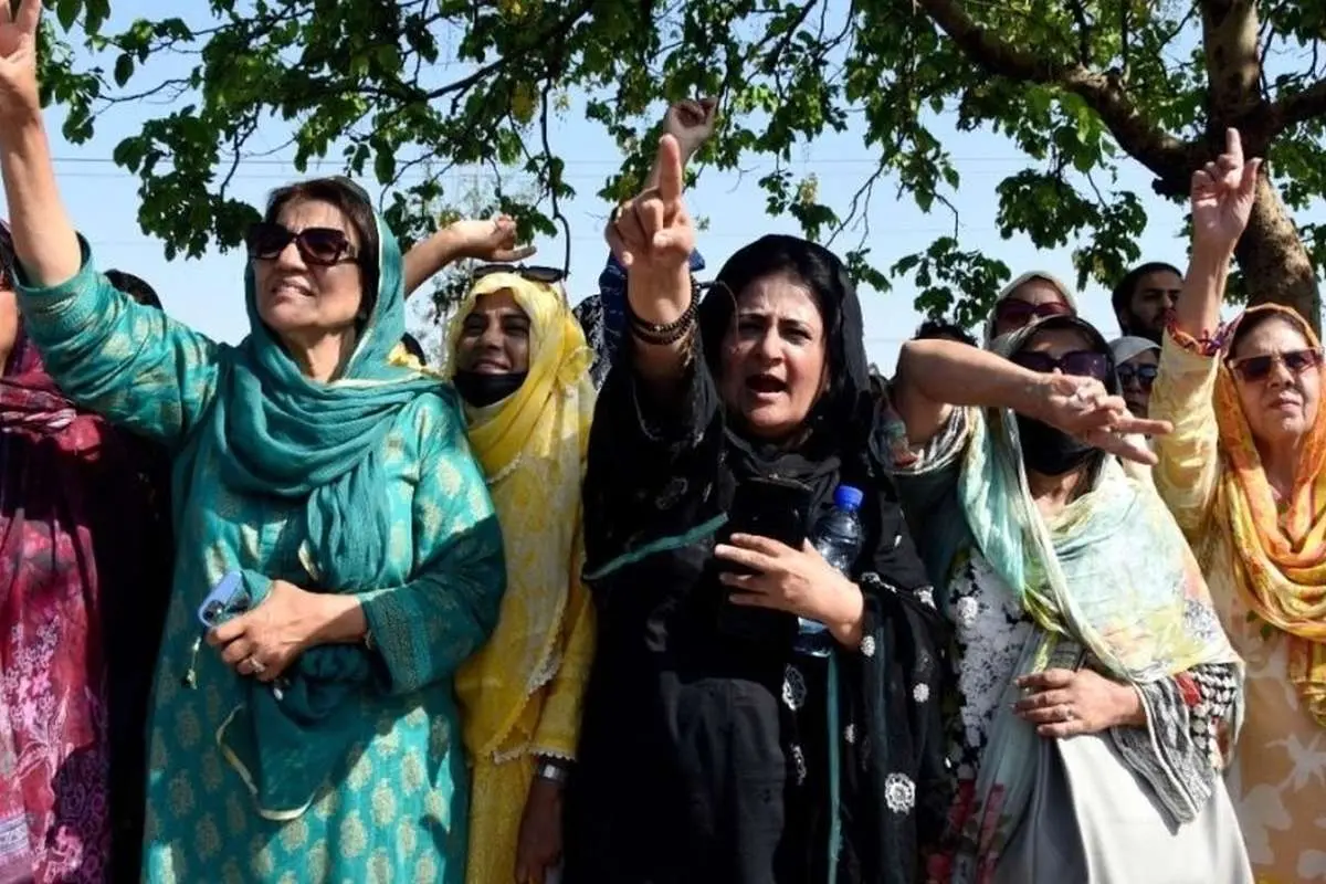 (ویدئو) تجمع حامیان عمران خان مقابل دادگاه