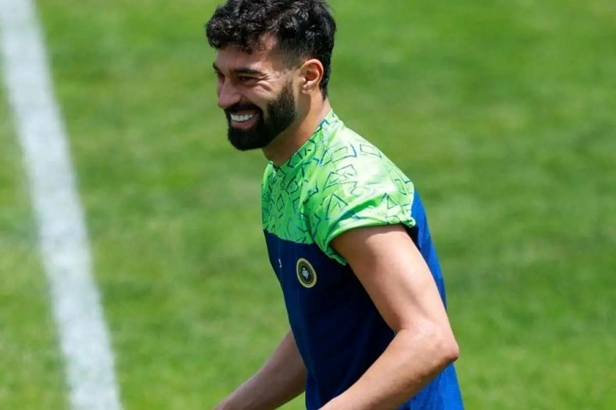 (ویدیو) اقدام عجیب هوادار پرسپولیس برای منصرف کردن رامین رضاییان