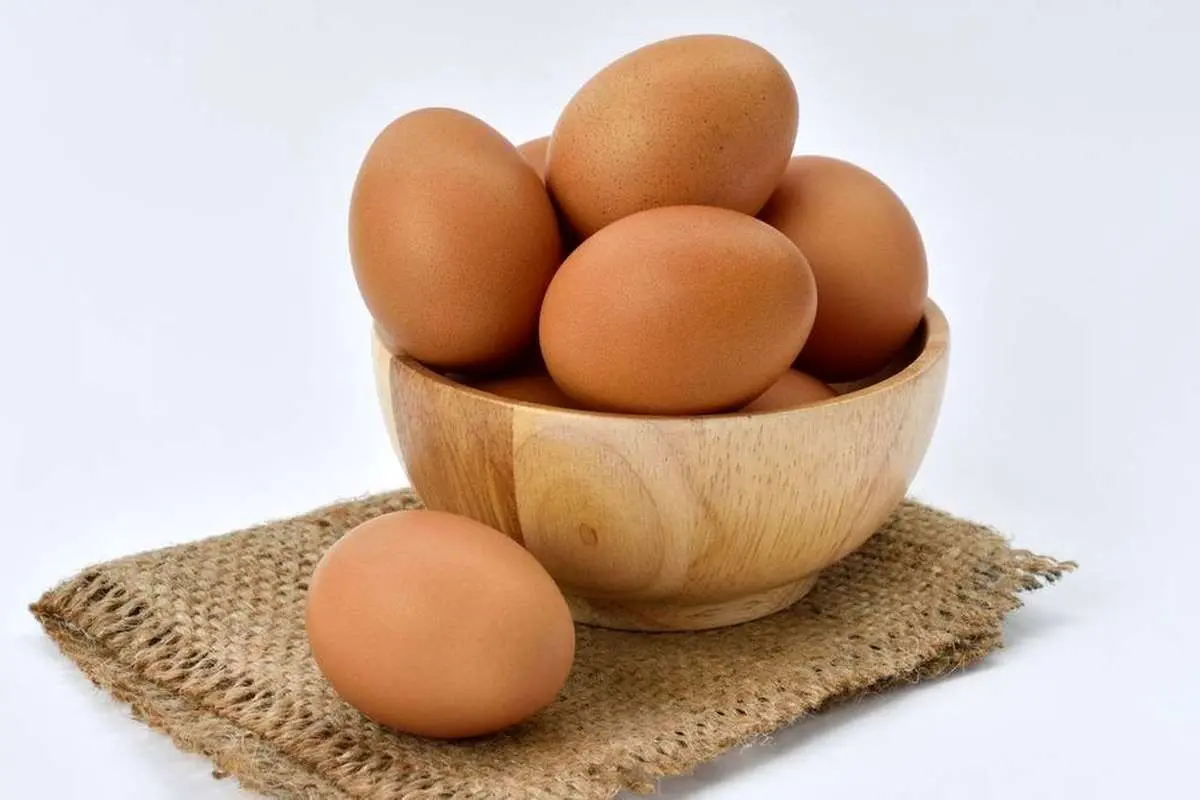 آیا رنگ قهوه‌ای پوست تخم‌مرغ به معنی ارزش غذایی بالاتر آن است؟