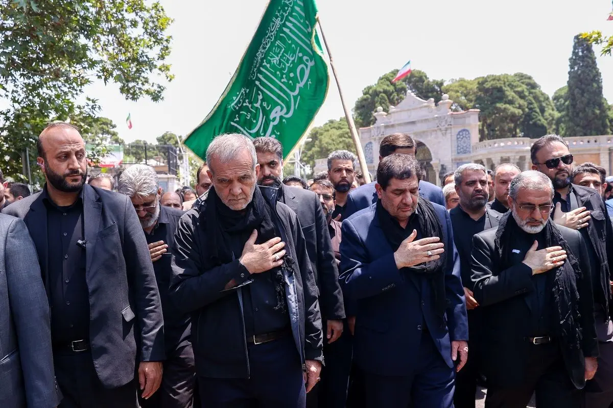 (تصاویر) مسعود پزشکیان در دسته عزاداری هیئت کارکنان نهاد ریاست جمهوری