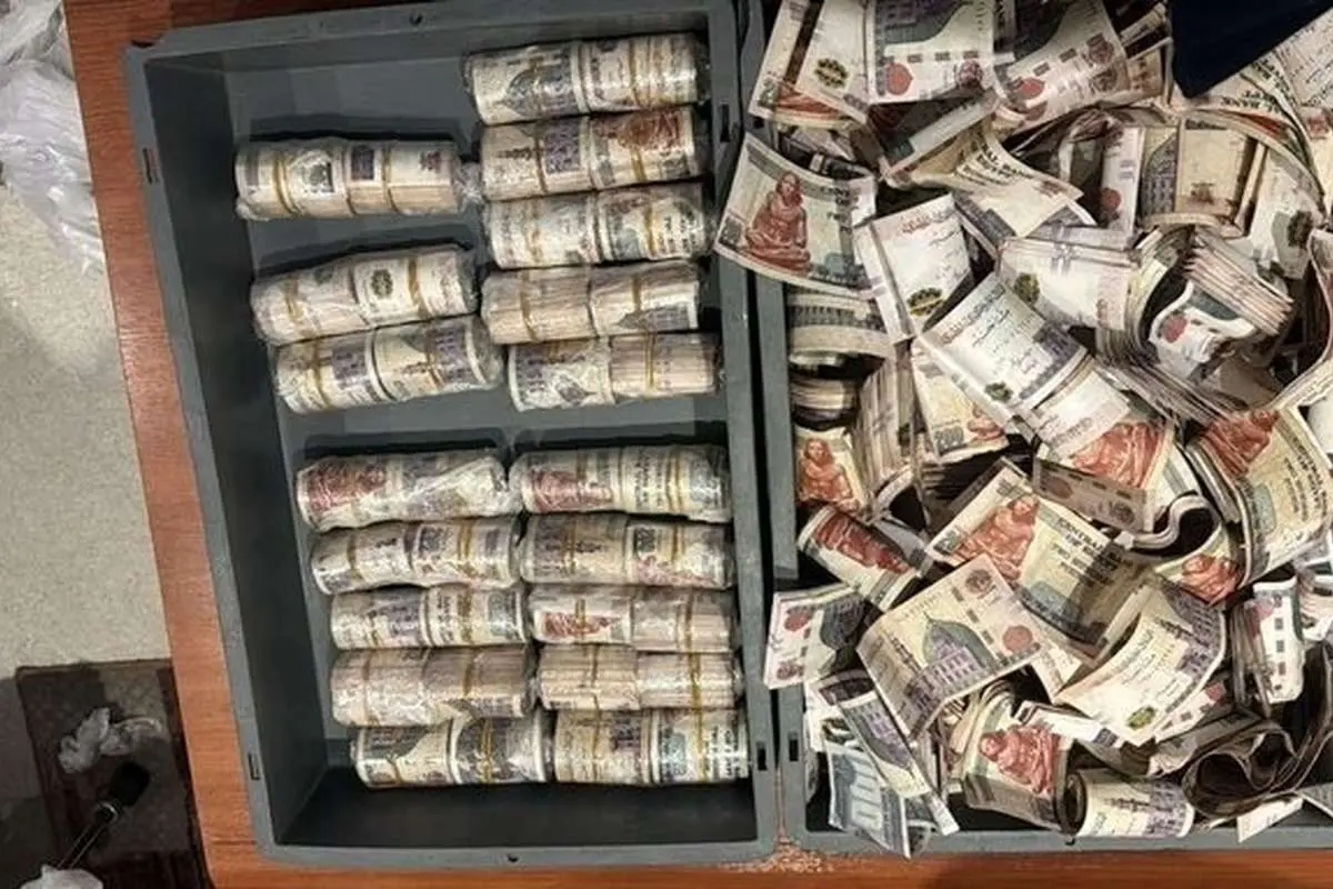 (ویدئو) کشف پولهای جاسازی شده داخل ساندویچهای شاورما