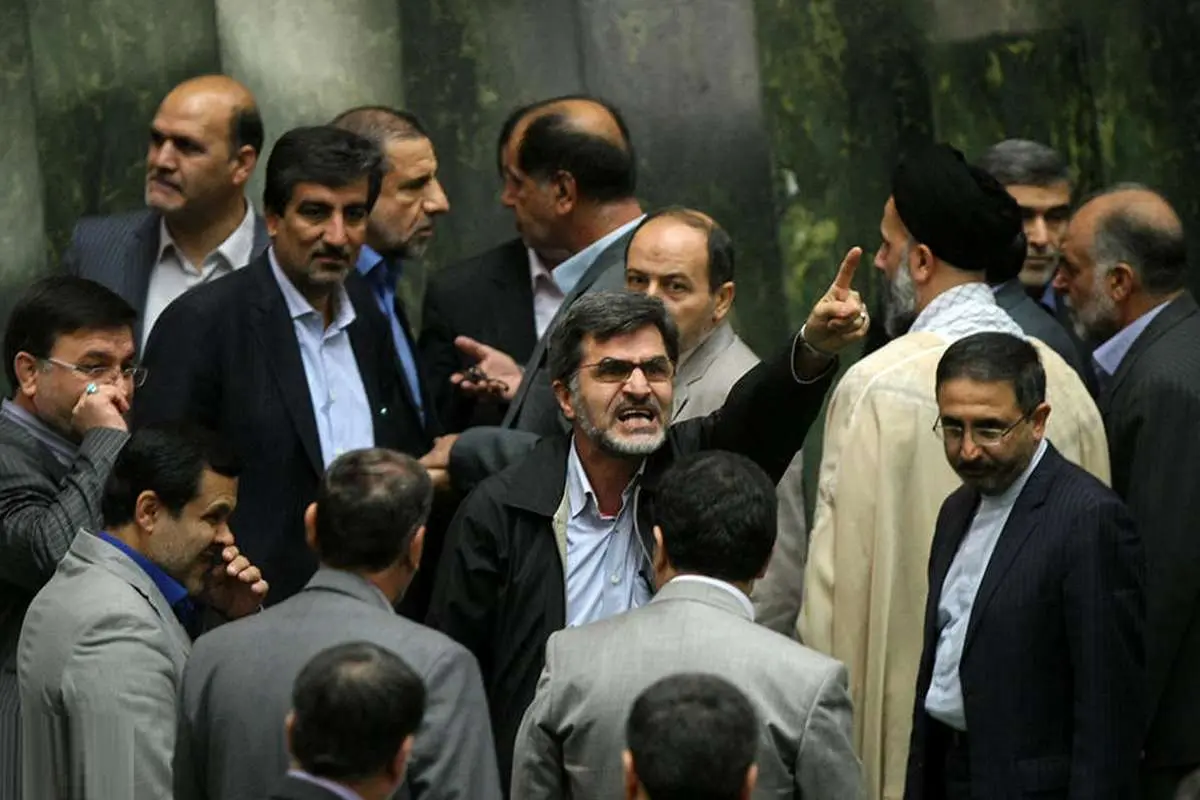 انتقاد روزنامه اصولگرا از حمله کوچک زاده به ظریف؛ قبلا هم رسایی این کار را کرده بود
