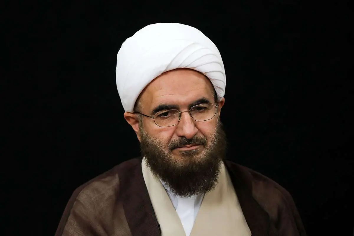 حاج علی اکبری: دعوتنامه دانشگاه‌های آمریکا افتخاری ندارد؛ شیطان هم هر روز برای ما دعوت نامه می‌فرستد