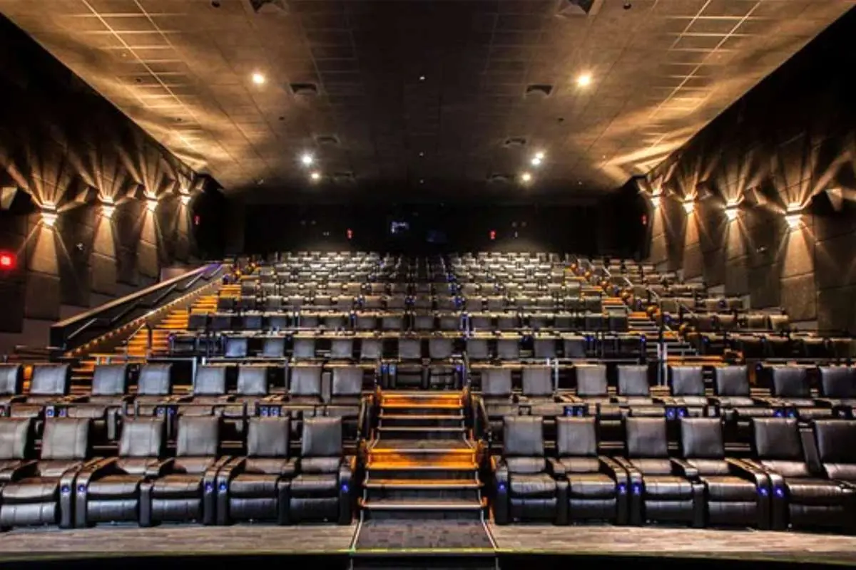 تصویری قدیمی از سینما «نقش جهان» اصفهان