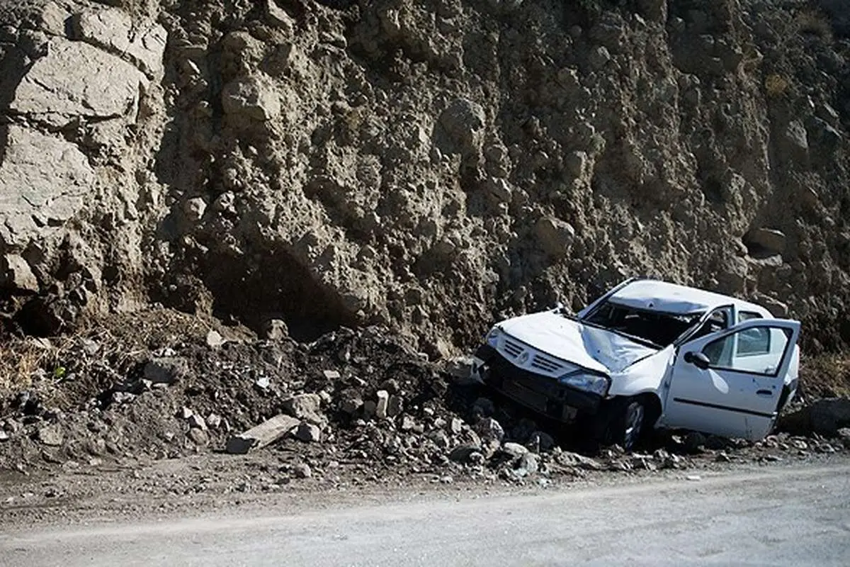 ریزش سنگ بر روی چند خودرو در سولقان