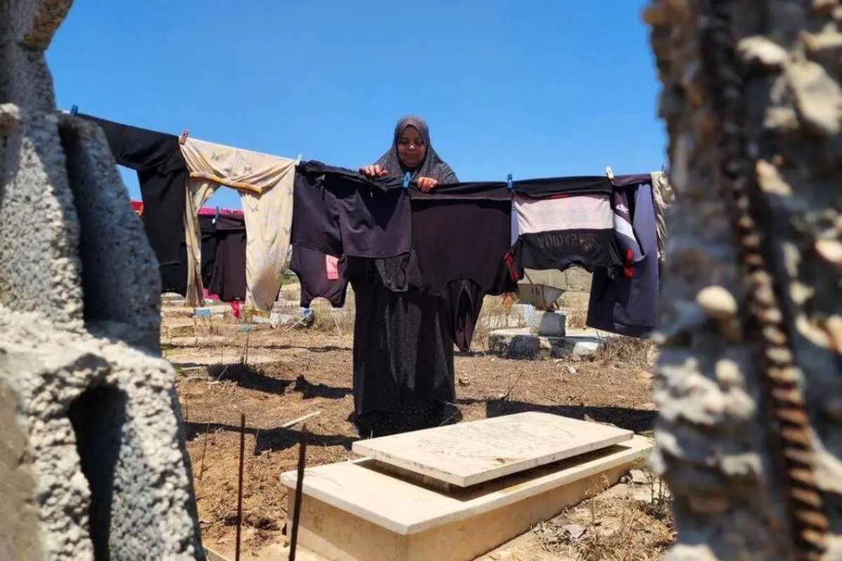 (تصاویر) زندگی آوارگان فلسطینی در گورستان