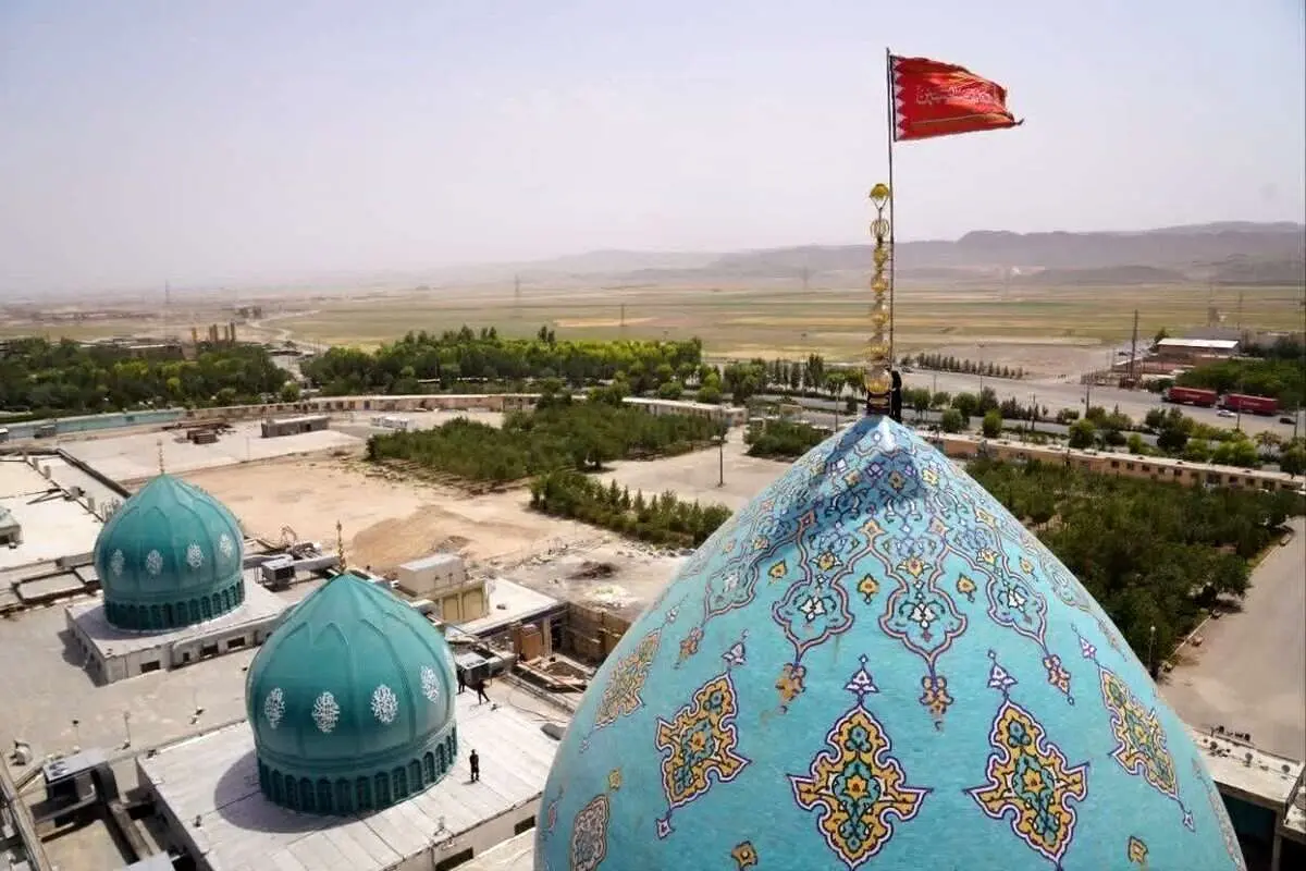 اهتزاز پرچم سرخ بر فراز گنبد فیروزهای جمکران