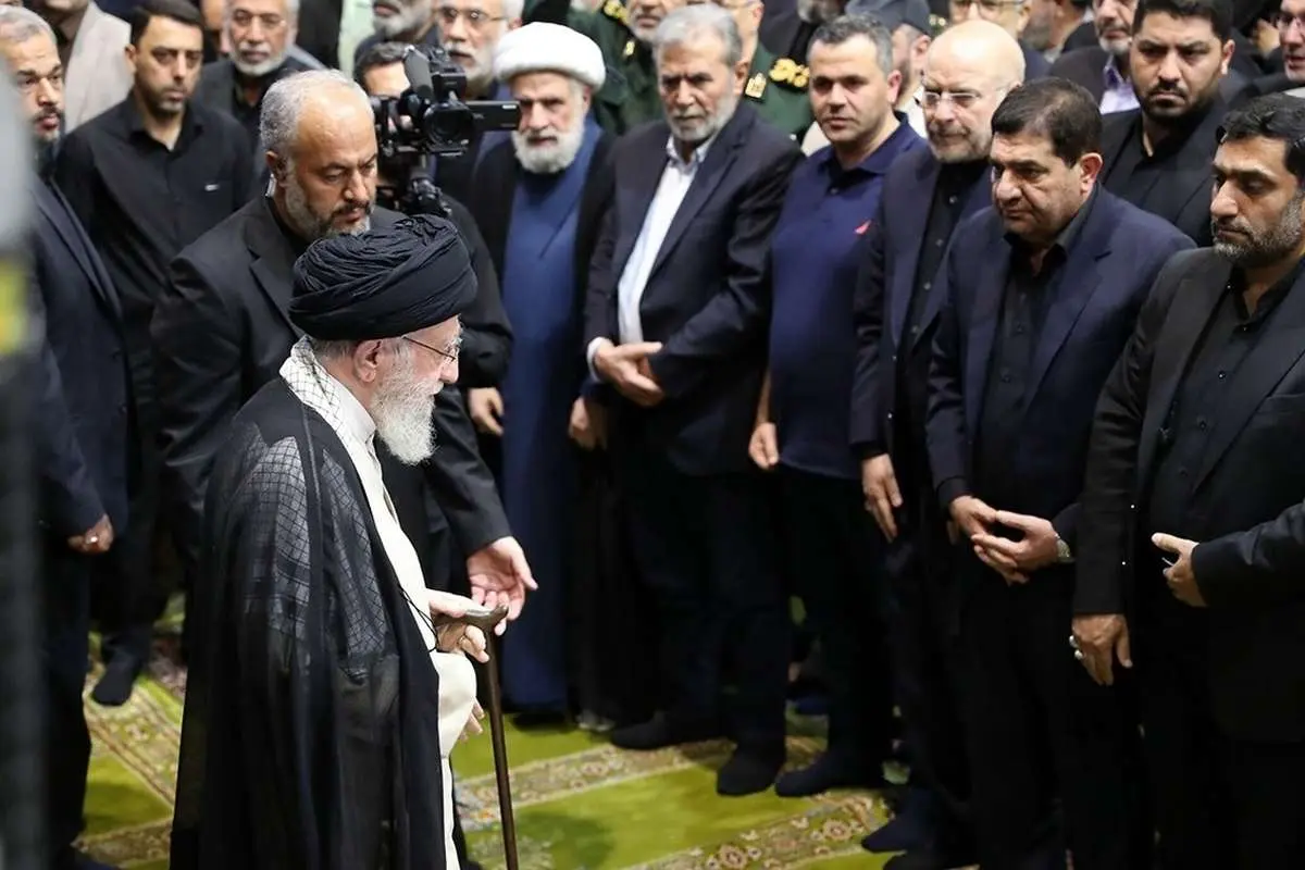 (ویدئو) گفتگوی عربی رهبر انقلاب با پسر شهید اسماعیل هنیه