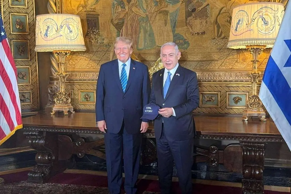 (ویدئو) یادگاری عجیبی که ترامپ به نتانیاهو داد