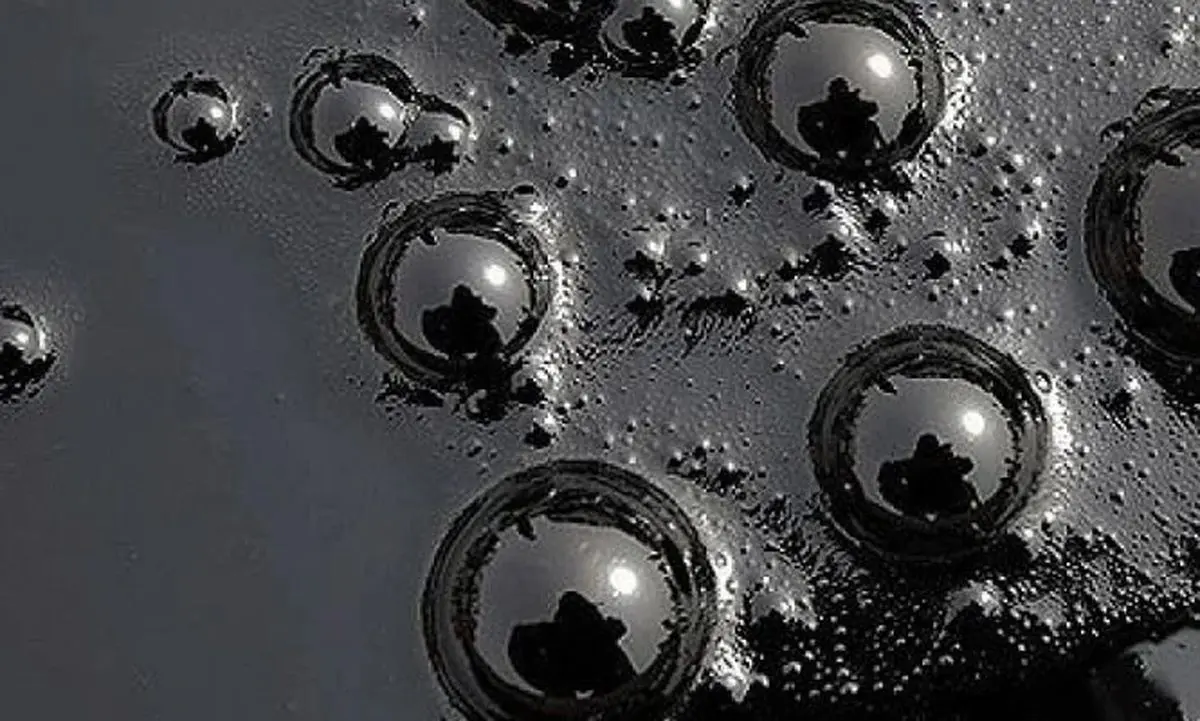 (ویدئو) گیر کردن یک کودک بلوچ در داخل قیر