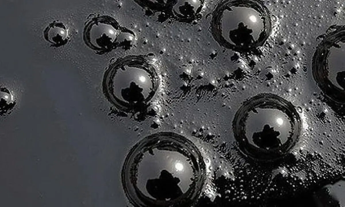 (ویدئو) گیر کردن یک کودک بلوچ در داخل قیر