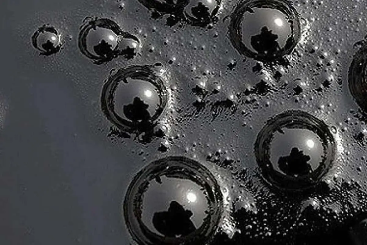 (ویدئو) گیر کردن یک کودک بلوچ در داخل قیر
