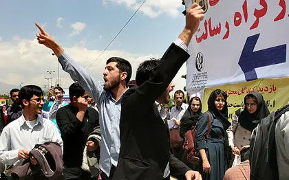 عکس> تجمع در نمایشگاه در اعتراض به بدحجابی