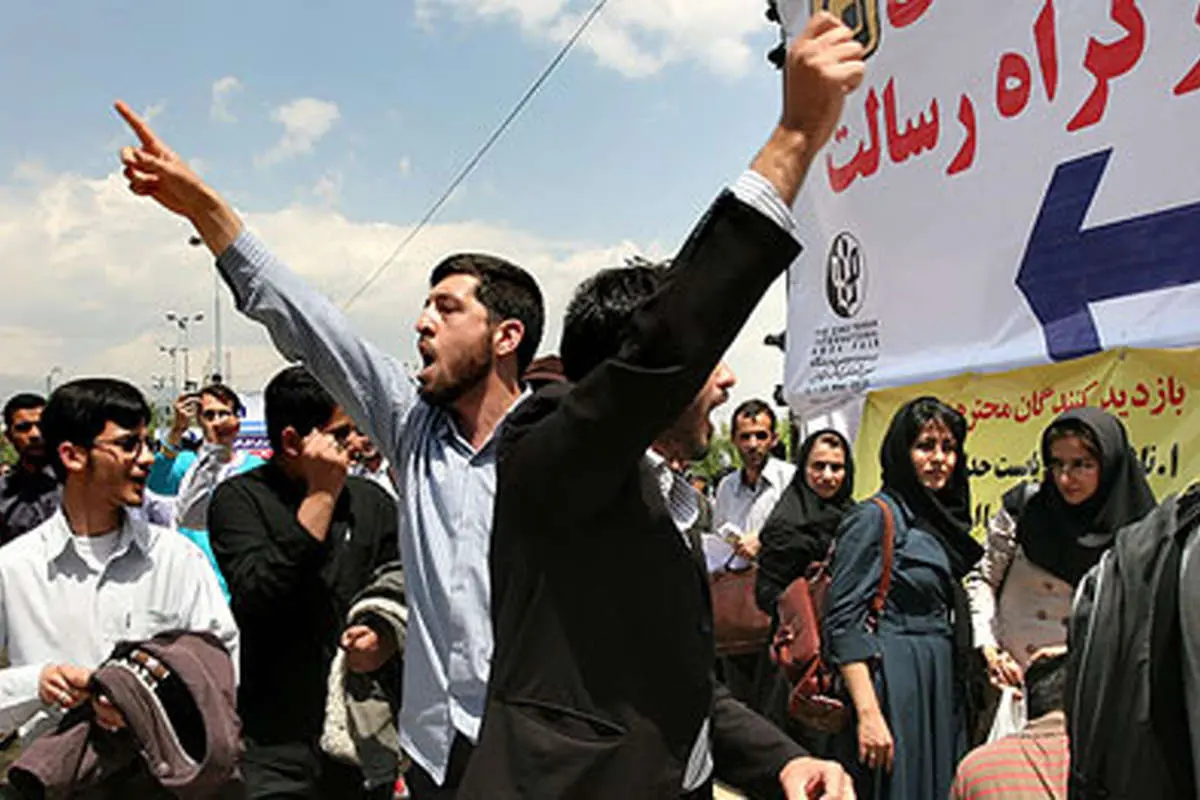 عکس> تجمع در نمایشگاه در اعتراض به بدحجابی