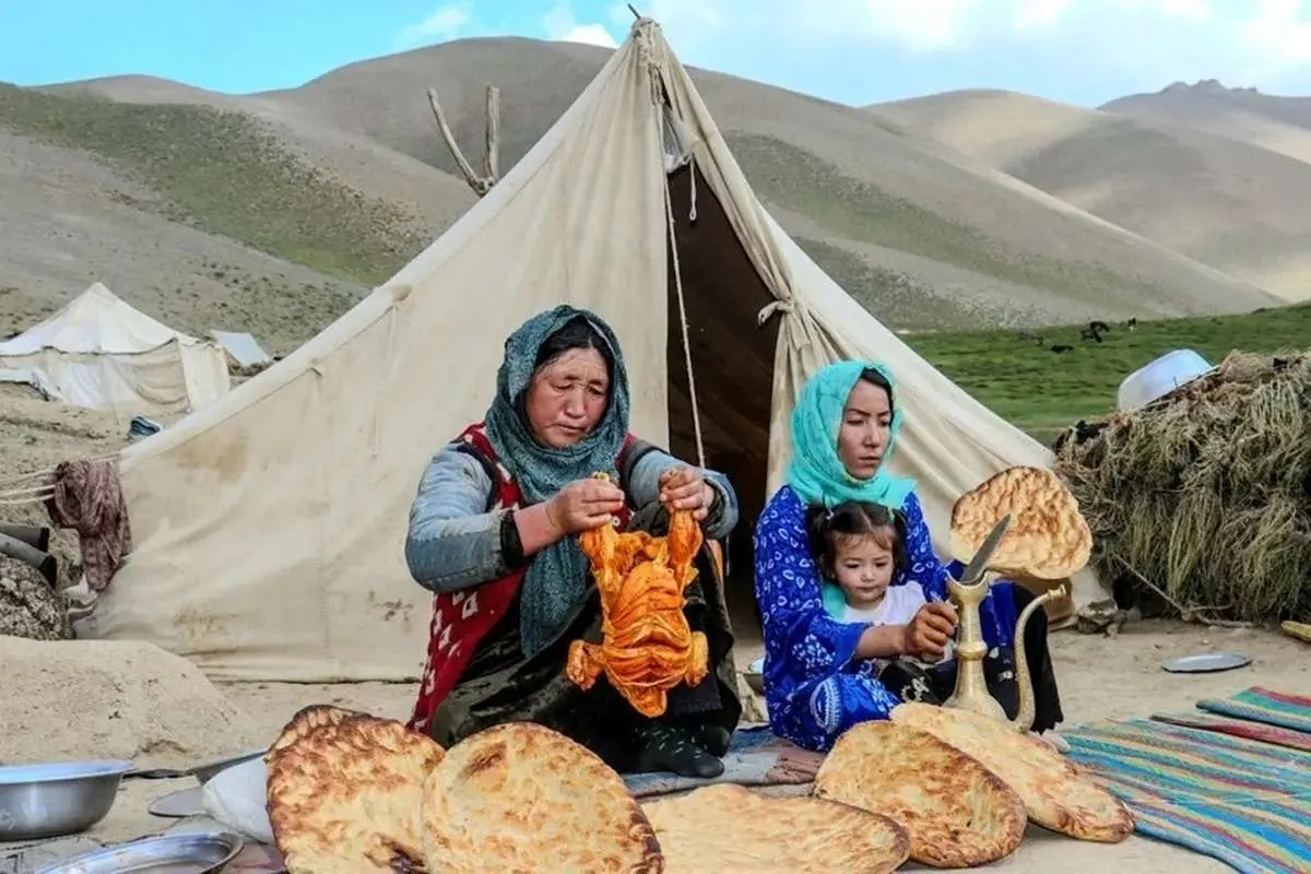 (ویدیو) پخت مرغ تنوری و نان فطیر به روش مادر و دختر عشایر افغان