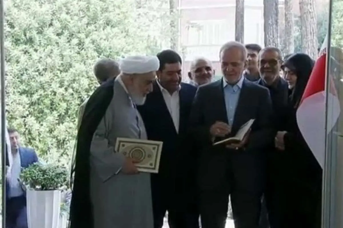 (ویدئو) لحظه تحویل دفتر ریاست جمهوری به پزشکیان