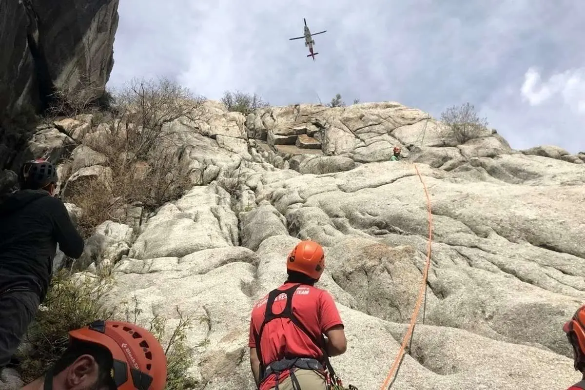 (ویدئو) نجات ۳ کوهنورد از لبۀ پرتگاه اشترانکوه