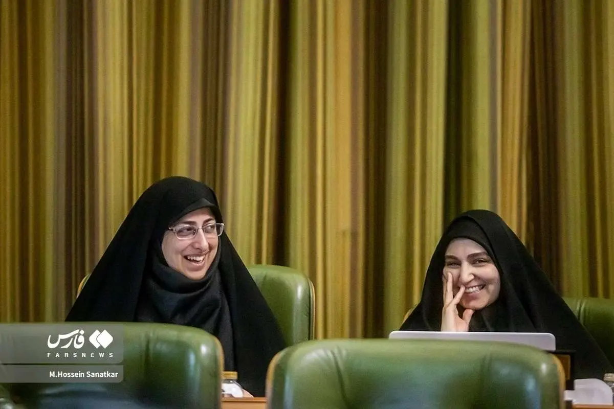 (عکس) خندههای نرجس سلیمانی در جلسه شورای شهر