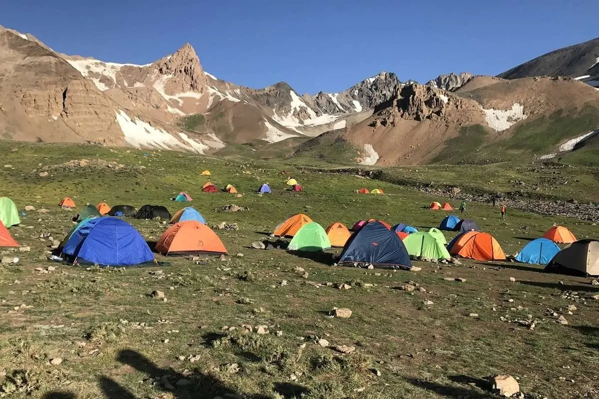 (ویدئو) جمعآوری زبالههای دشت حصارچال علم کوه توسط کوهنوردان
