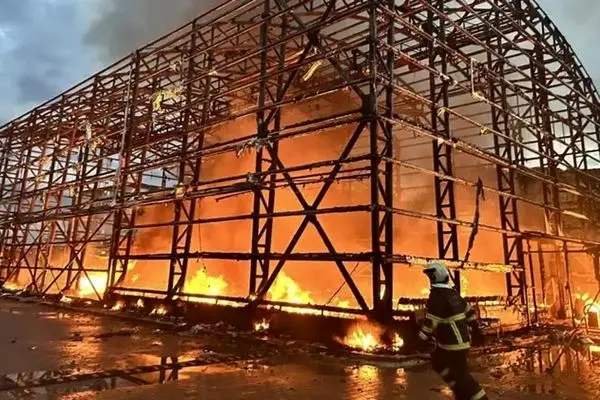  صاعقه یک سالن ژیمناستیک را نابود کرد