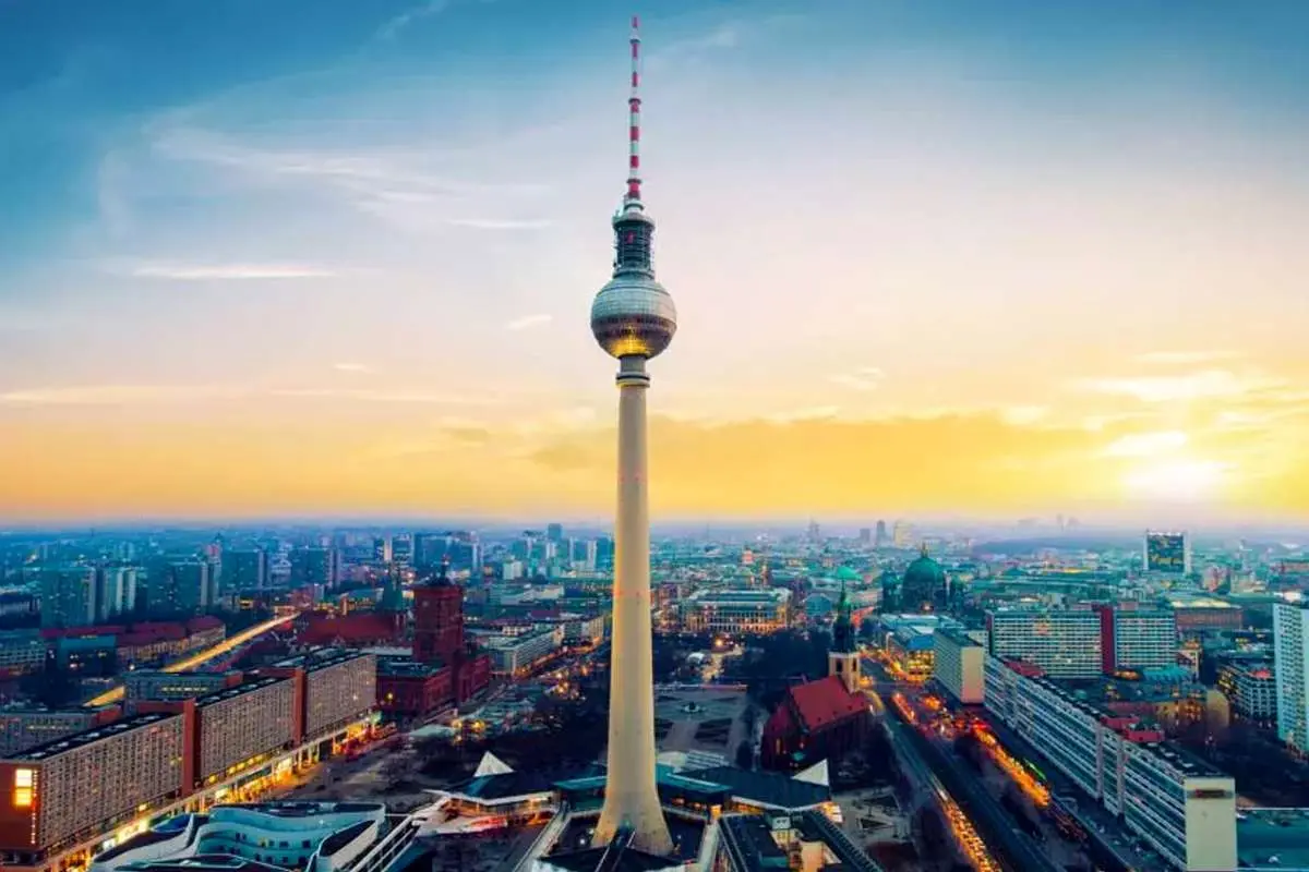 (ویدئو) نصب بلندترین تاب اروپا کنار برج تلویزیونی برلین