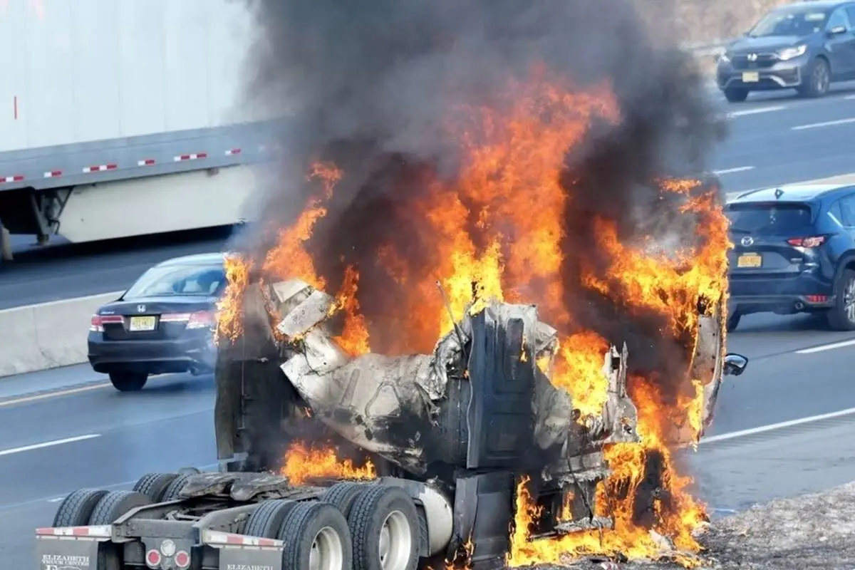 (ویدئو) آتش‌سوزی تریلی سه‌راهی نشتیفان شهرستان خواف