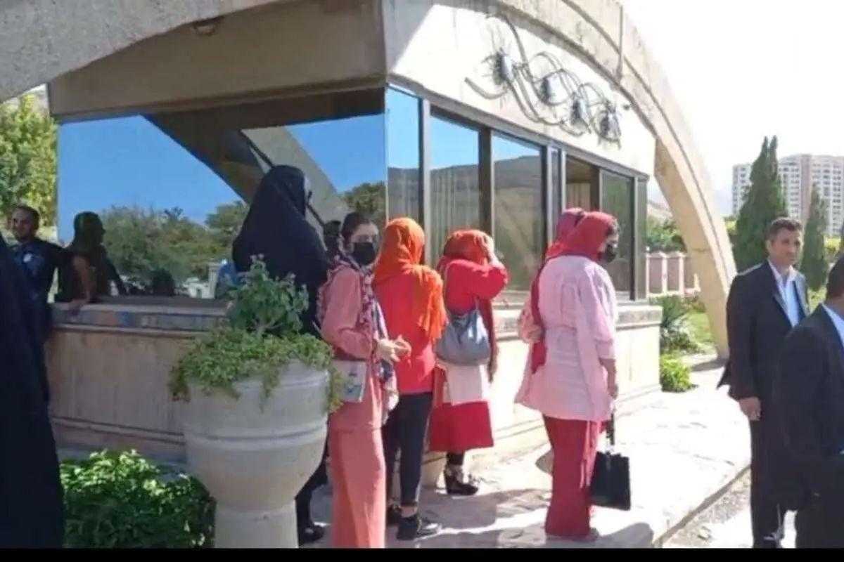 (ویدیو) حضور هواداران پرسپوليس در محل اقامت اين تيم