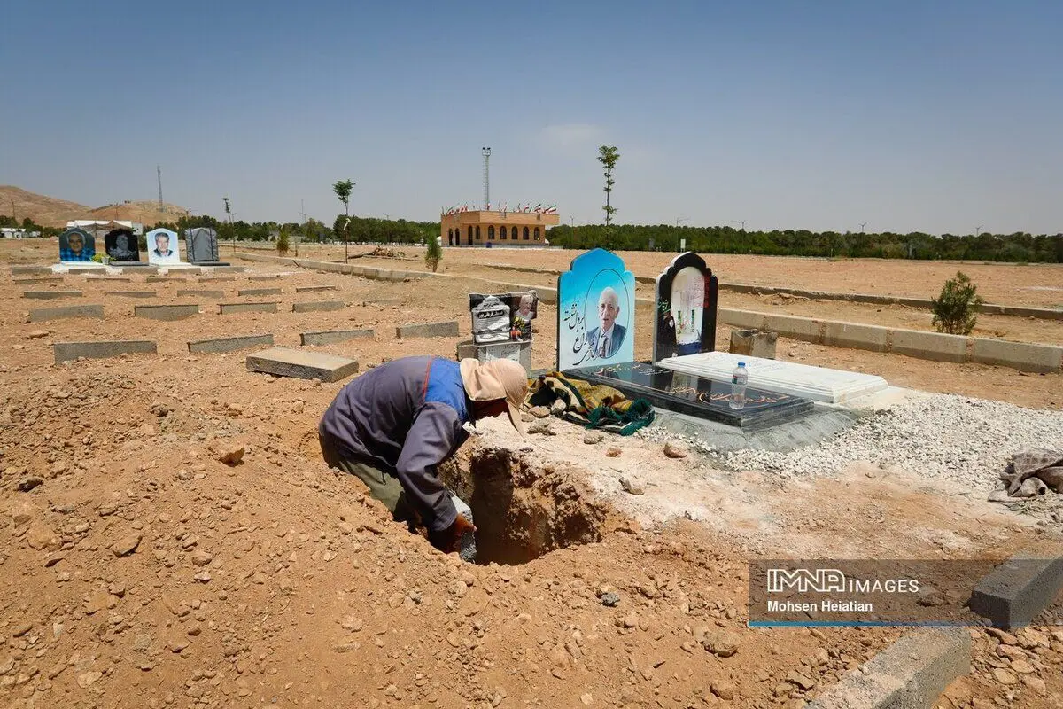 (تصاویر) مشاغل بدون تعطیلی در گرمای بالای ۴۰ درجه