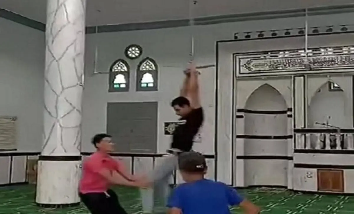(ویدئو) تاب بازی گروهی از جوانان در مسجد جنجالی شد