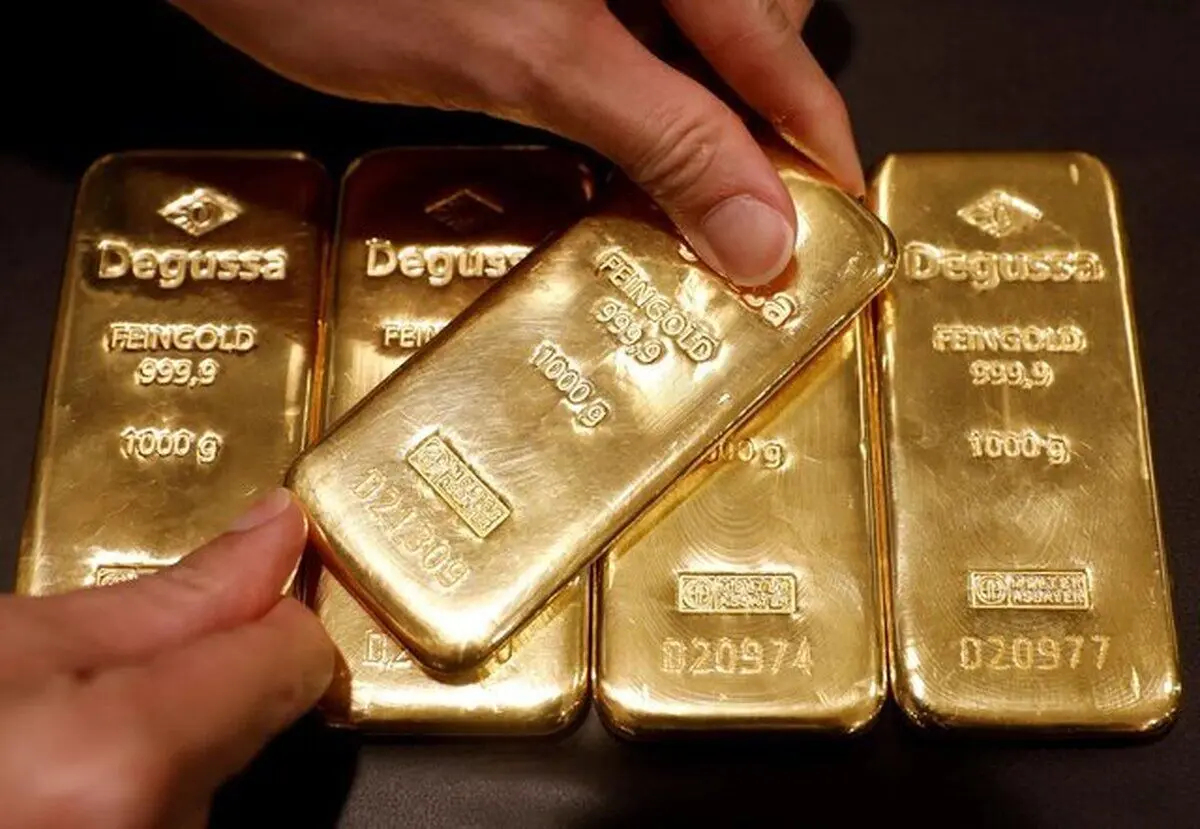 طلای جهانی درخشان ماند، اما دلار عقب رفت