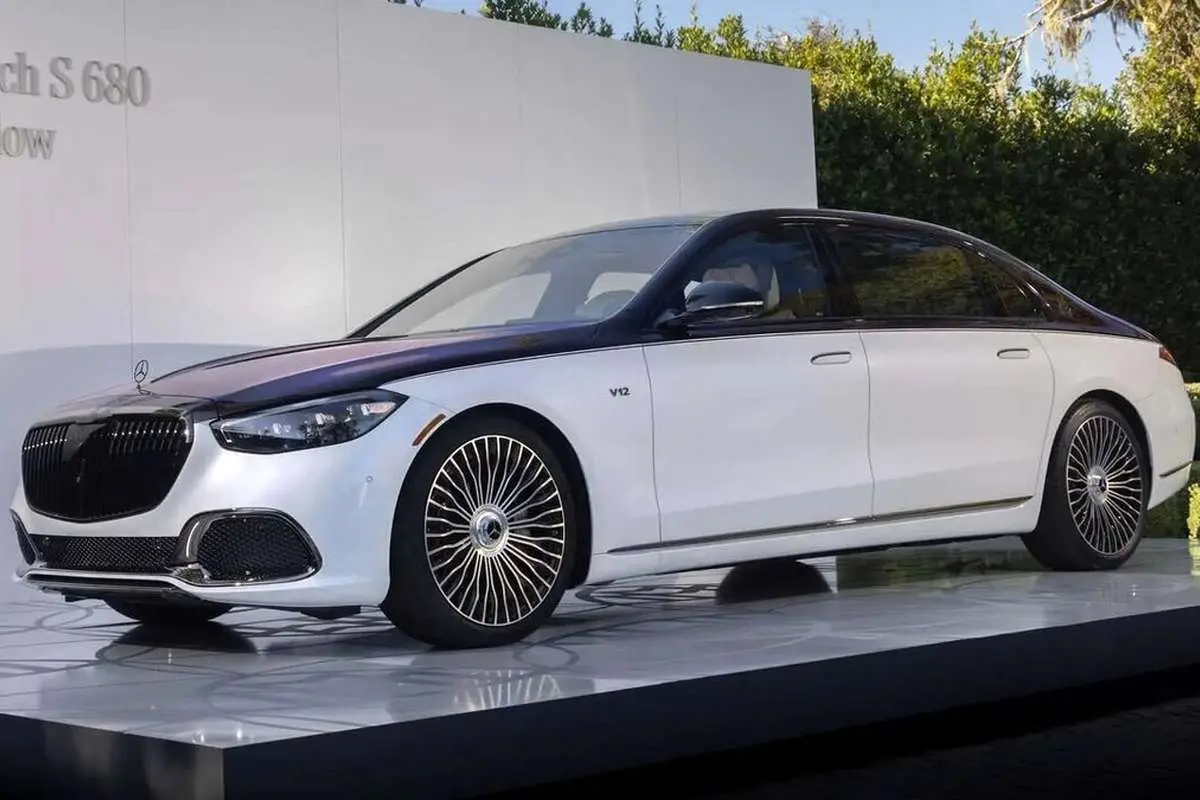 (عکس) شفق قطبی را در این مرسدس بنز ببینید