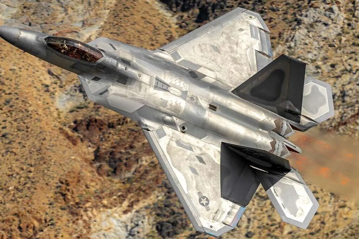 (تصویر) اف ۲۲ در آسمان خاورمیانه به پرواز درآمد