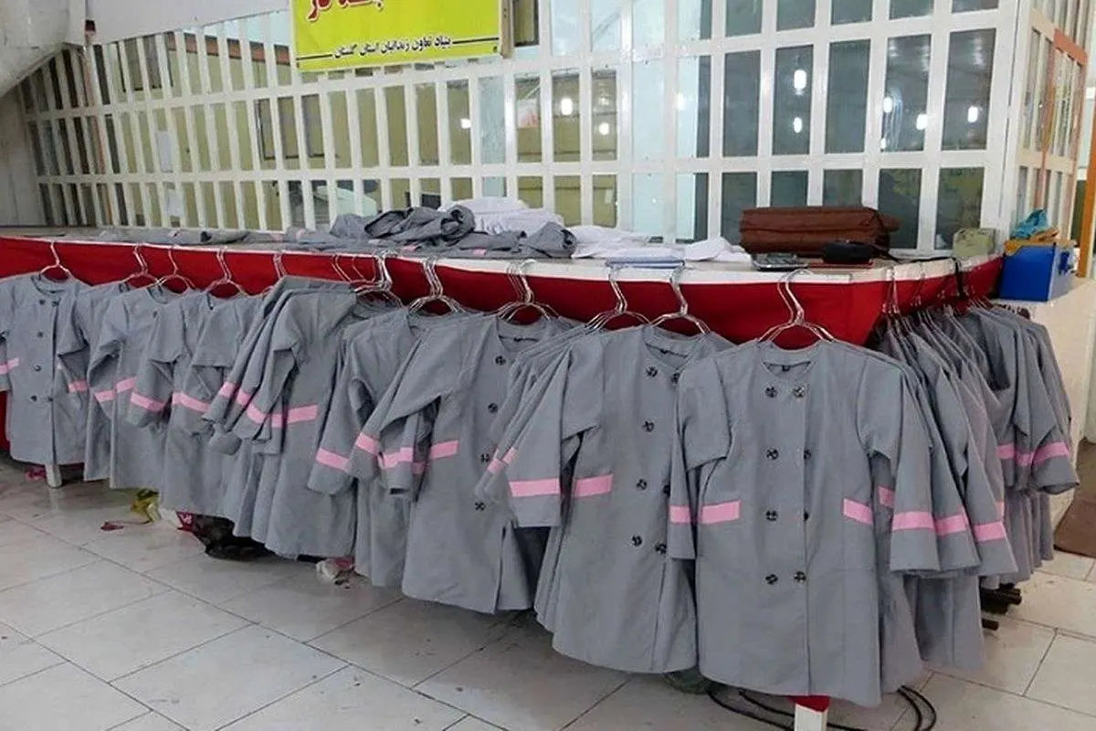 تیغ‌زنی با لباس فرم مدارس!