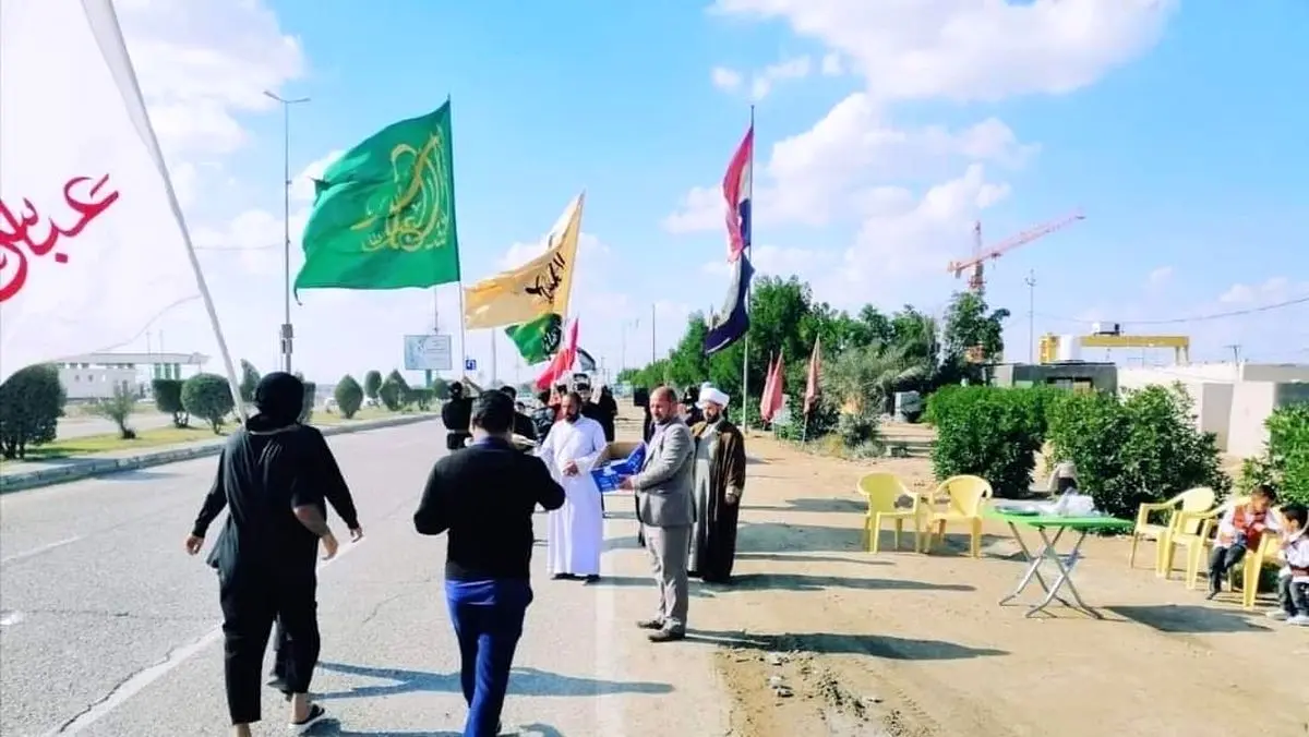 (ویدئو) خدمت رسانی فرزند یکی از مراجع تقلید به زوار اربعین