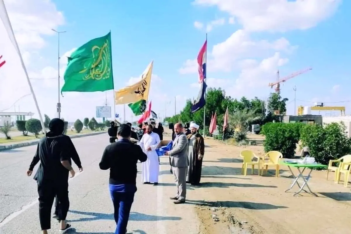 (ویدئو) خدمت رسانی فرزند یکی از مراجع تقلید به زوار اربعین