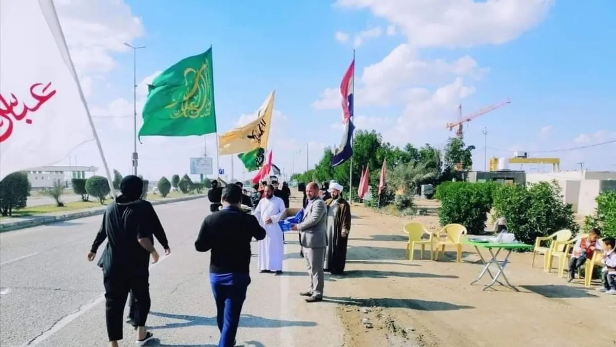 (ویدئو) خدمت رسانی فرزند یکی از مراجع تقلید به زوار اربعین