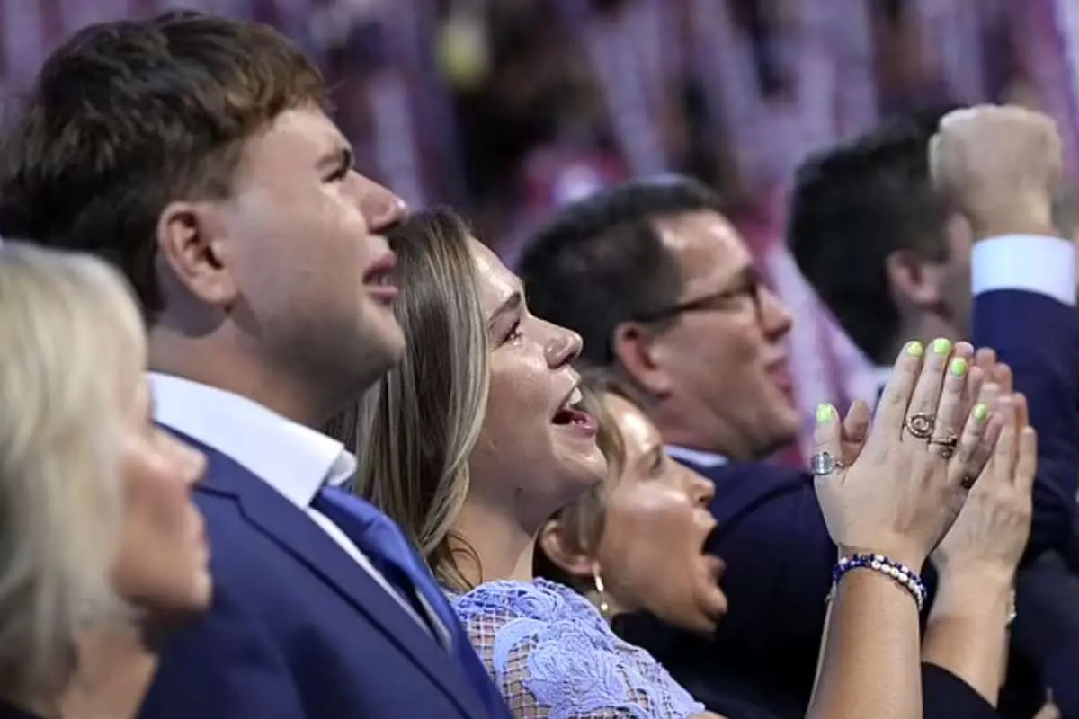 از انتخابات امریکا چه خبر؟ / وقتی پسر ۱۷ ساله تیم والز اشک شوق می‌ریزد