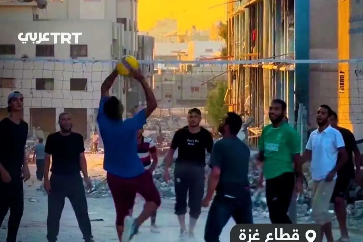 (ویدئو) والیبال بازی کردن فلسطینیها در خیابانی در غزه