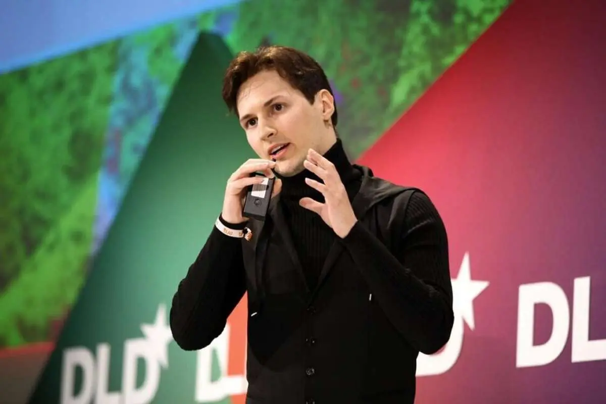 هک گوشی پاول دورف پیش از دیدار با مکرون