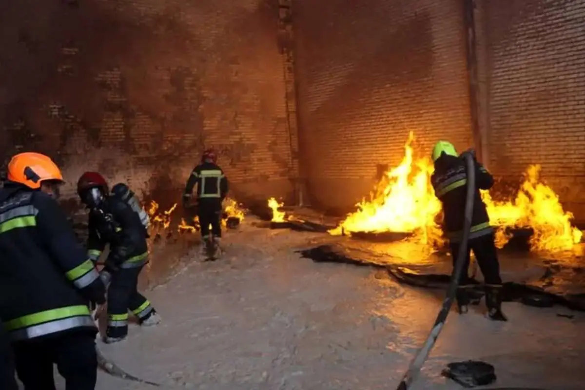 (ویدئو) حریق در انبار لوازم یدکی خیابان چمن مشهد