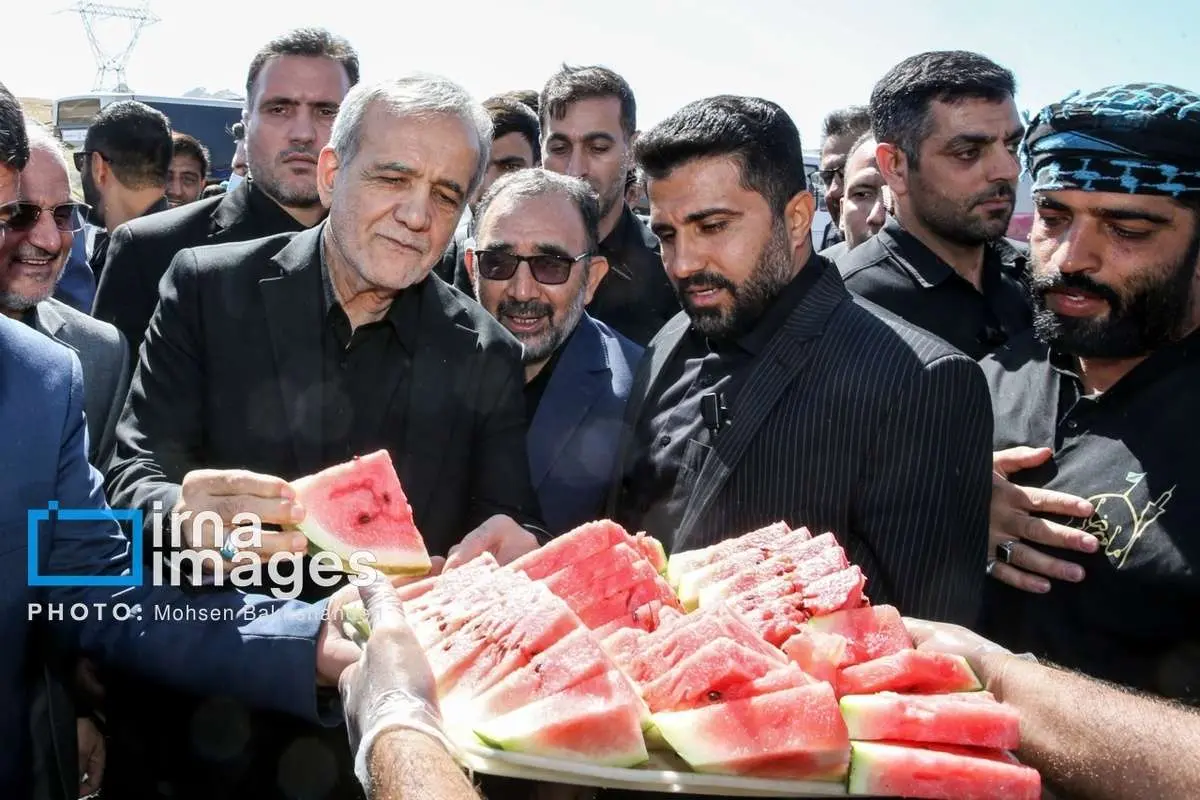 (تصاویر) حاشیههایی از حضور پزشکیان در مسیر پیادهروی زائران مشهد الرضا