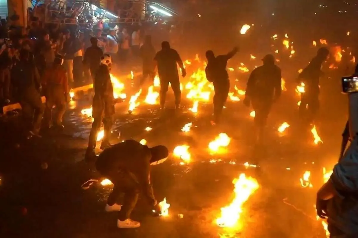 (ویدئو) جشنواره عجیب پرتاب گلولههای آتشین در السالوادور