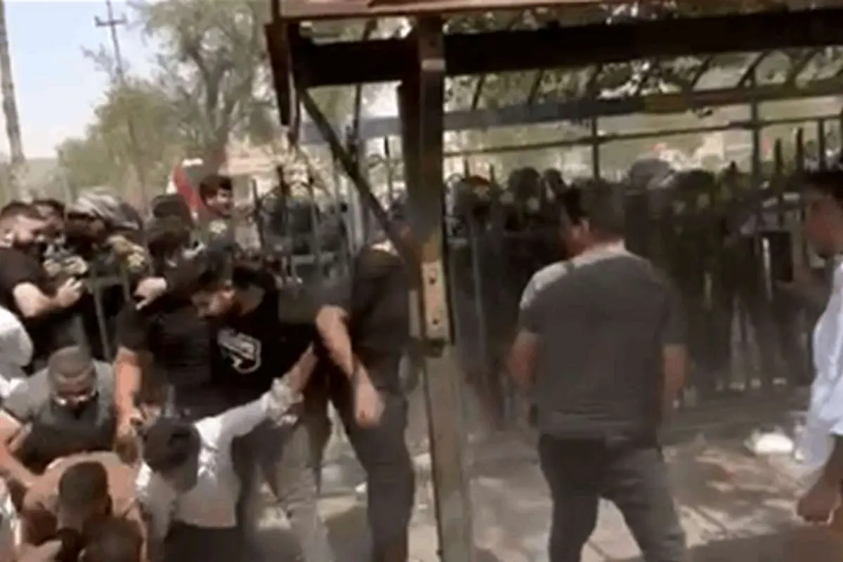 (ویدئو) درگیری شدید نیروهای امنیتی عراق و فارغ‌التحصیلان پزشکی