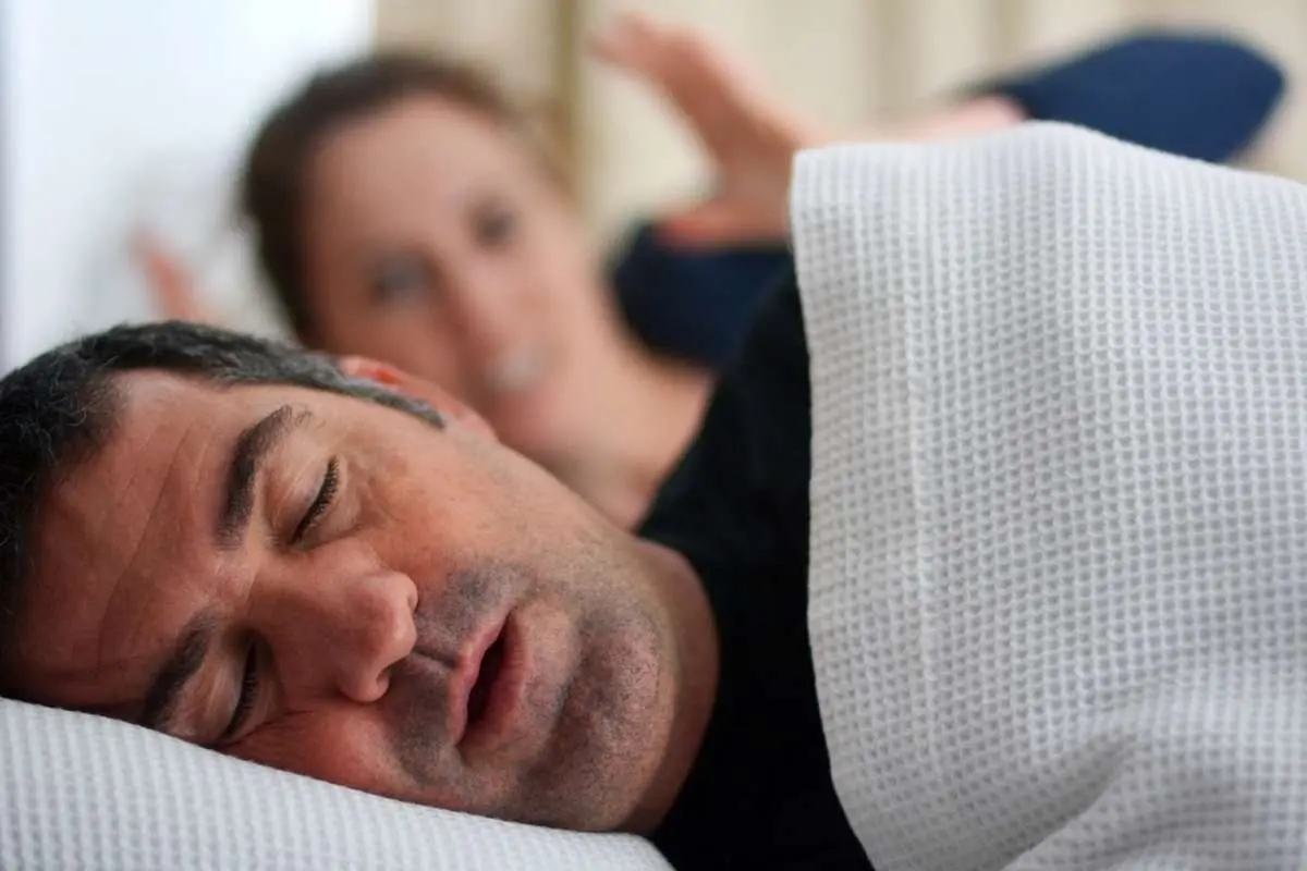 شاید باورش سخت باشد، اما بهتر است جدا از همسرتان بخوابید!