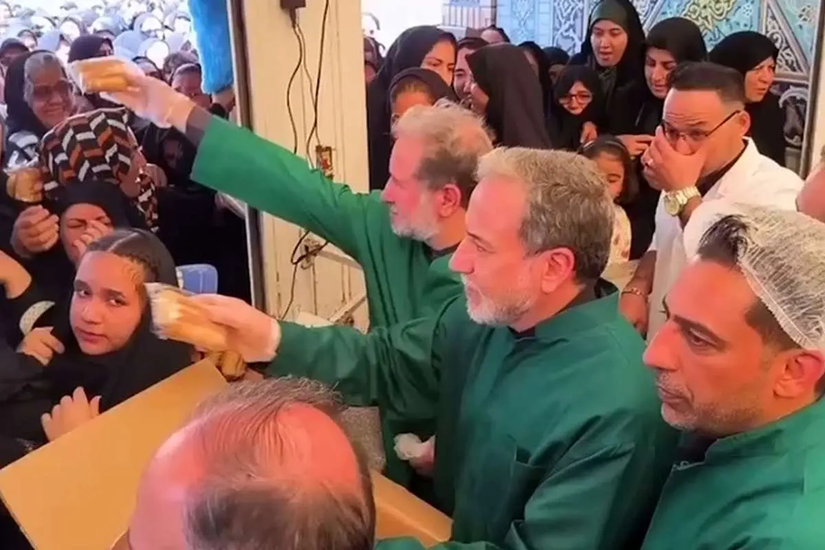 (ویدئو) وزیر امور خارجه در چایخانه حرم امام رضا