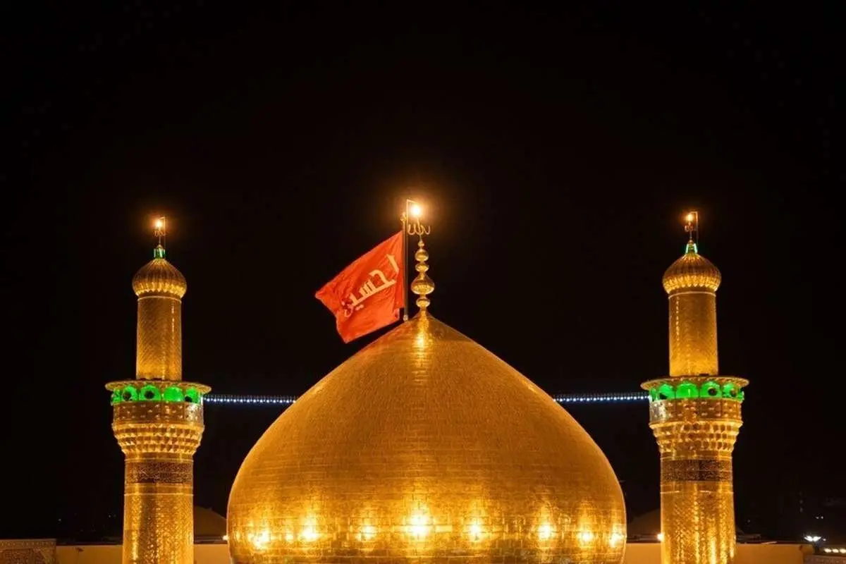 (تصاویر) تعویض پرچم گنبد حرم امام حسین(ع)
