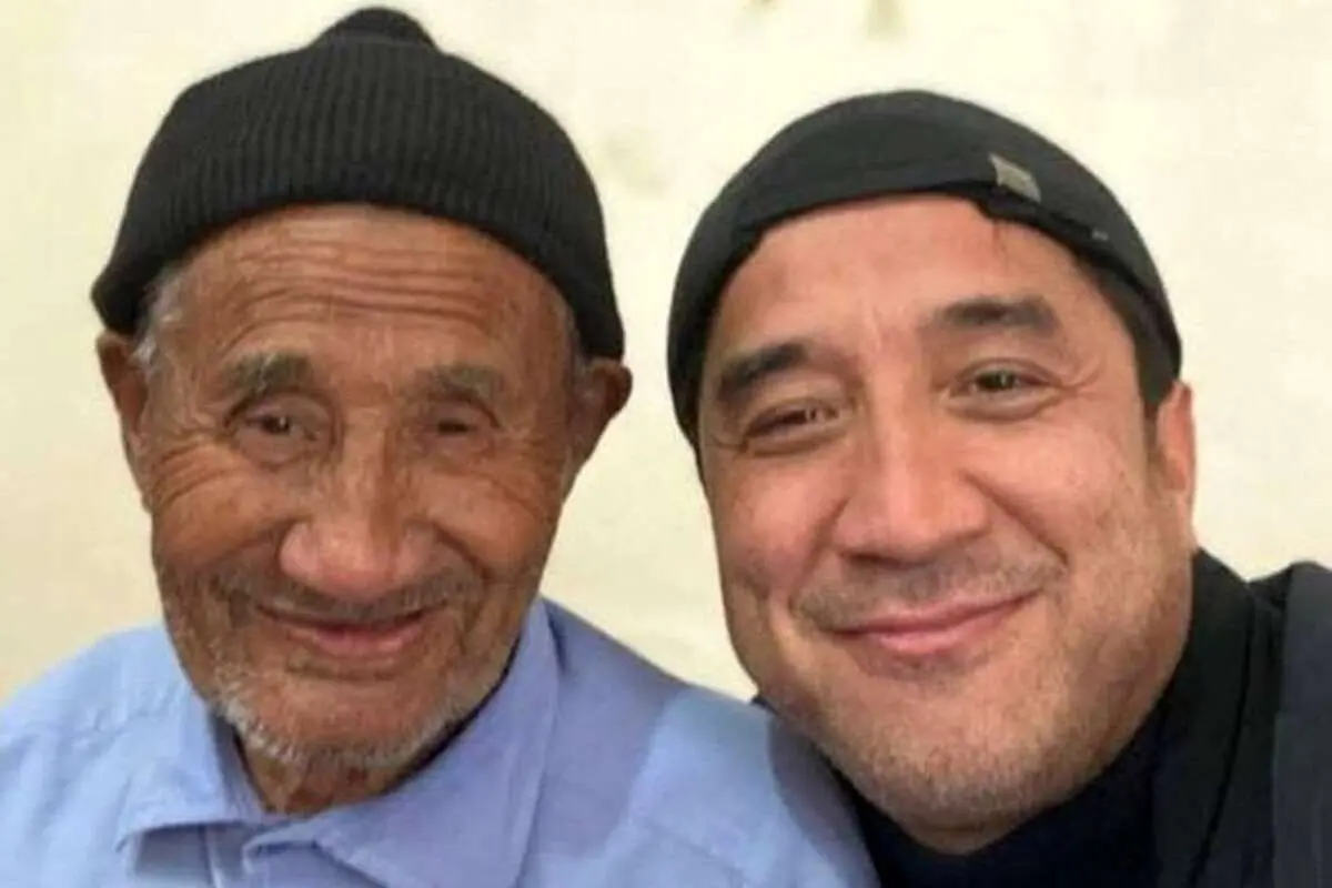 (تصاویر) خواندن نماز میت بر پیکر پدر خداداد عزیزی