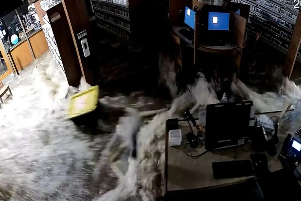 (ویدیو) لحظه هولناک ورود سیل به ساختمان یک کتابخانه