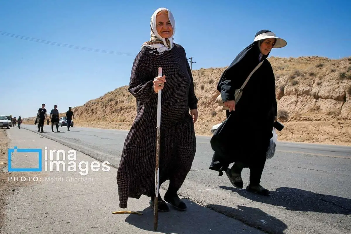 (تصاویر) زائران پیاده در راه مشهد الرضا