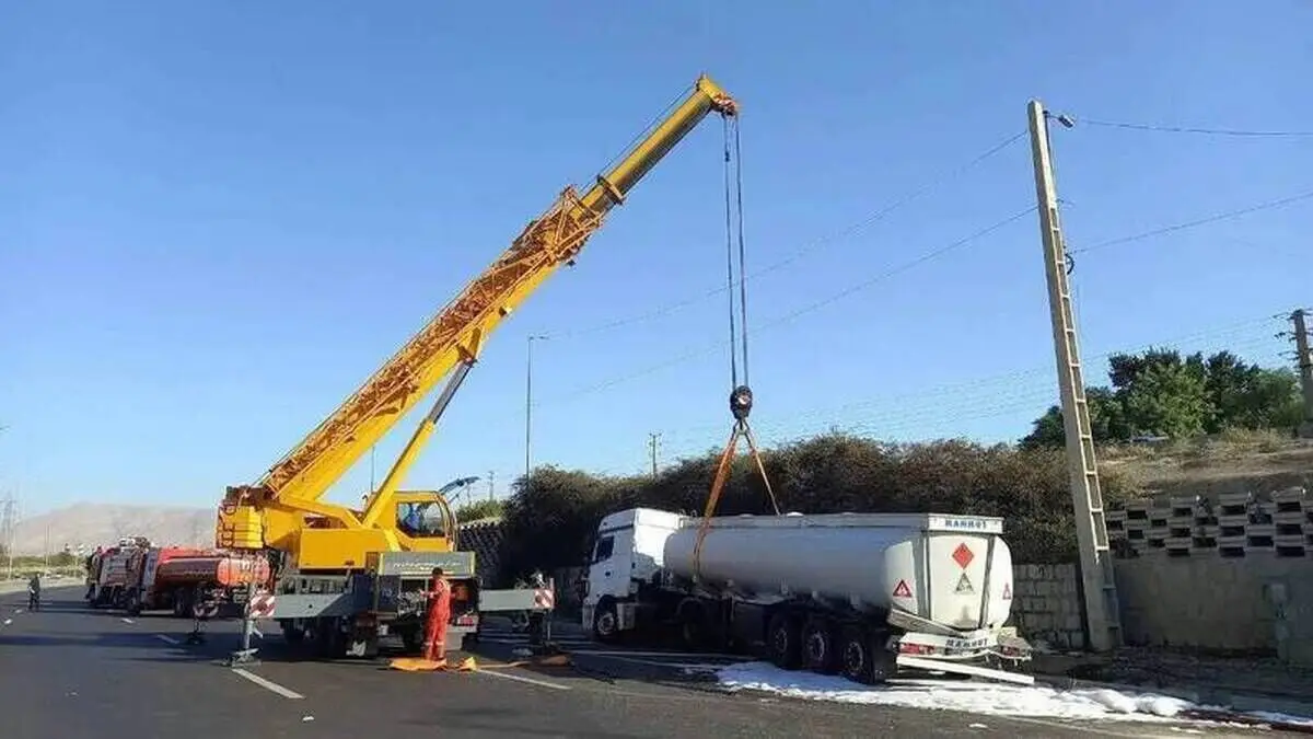 (ویدئو) واژگونی تانکر سوخت در بزرگراه آزادگان